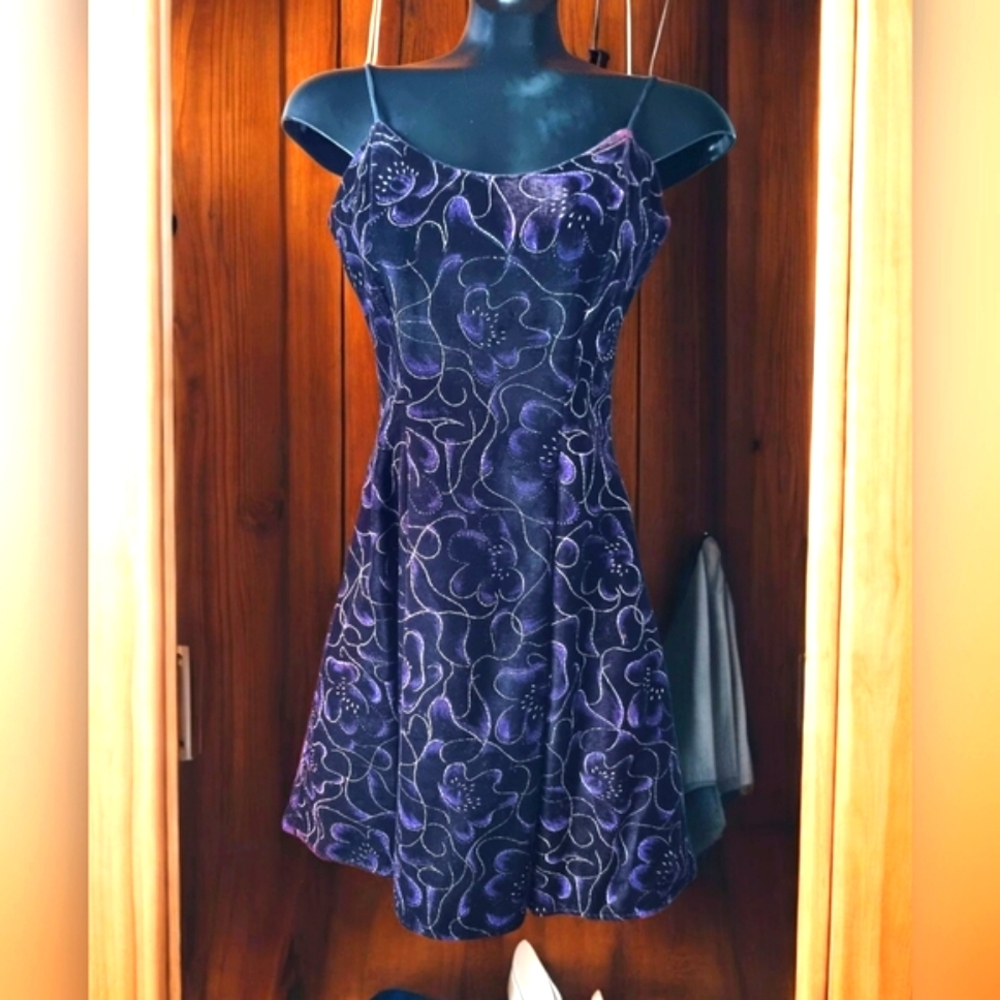 Concepts Vintage Velvet Elegant Purple Metallic Floral Dress With Crinoline